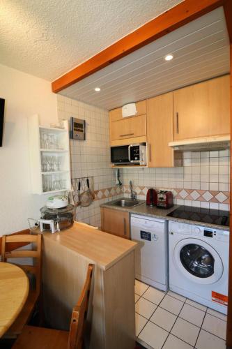 une cuisine avec un évier et une machine à laver dans l'établissement Résidence Home Club - Studio avec vue imprenable retour ski aux pieds MAE-3914, à Tignes