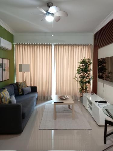 a living room with a couch and a table at Céntrico y acogedor apartamento en Bella Vista in Santo Domingo
