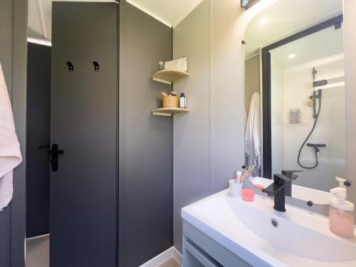 a bathroom with a sink and a mirror at Camping Tamniès in Tamniès
