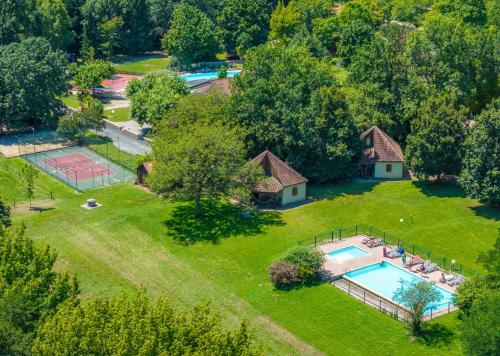 - une vue sur une grande cour avec une piscine dans l'établissement Camping Saint-Sozy, à Saint-Sozy