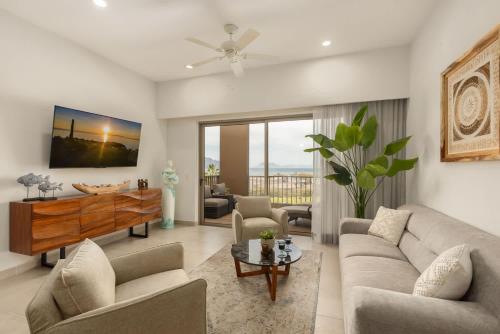 Χώρος καθιστικού στο Stylish Summer 2BR Retreat w Pool & Beach Access