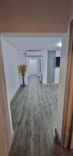 an empty room with a vase of flowers on the floor at Dani-Mihaela in Jurilovca