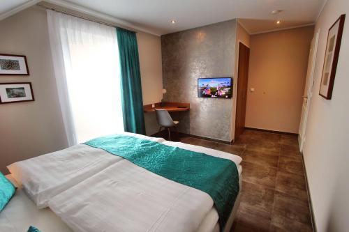 a hotel room with a bed and a television at Ferien_VILLA EASY LIVING in Göhren-Lebbin
