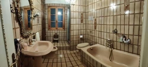 a bathroom with a sink and a tub and a toilet at Angolo di Paradiso B&B in Grizzana