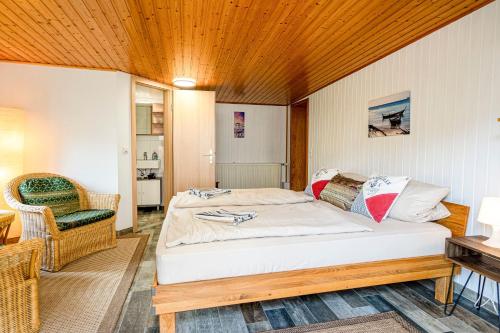 Letto o letti in una camera di Ferienwohnungen in Göhren