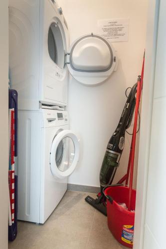 a laundry room with a washer and a washing machine at VILLA MON BIJOU _ OG_Fewo in Göhren-Lebbin