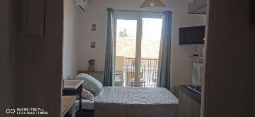 瓦洛里Studio cosy proche des plages de Golfe Juan的一间有床和窗户的小房间