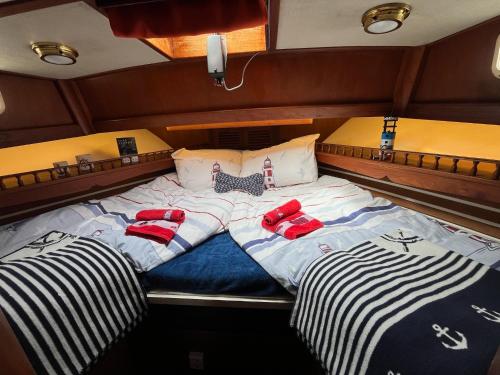 a bed in the middle of a boat at Seewolf in Cuxhaven