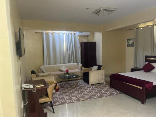 En eller flere senge i et værelse på Kcc hotel and Restaurant