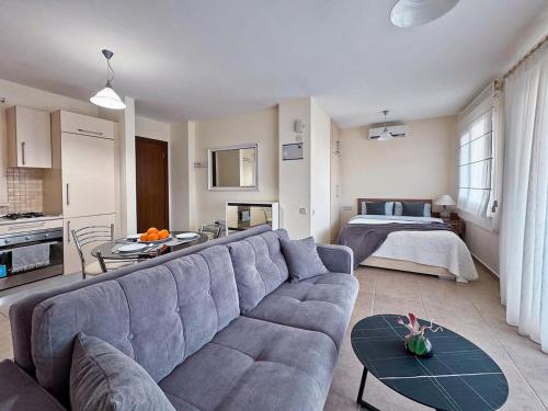 Una sala de estar con un sofá y un dormitorio. en Thalassa See View Studio, en Vokolidha