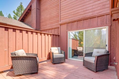 Posezení v ubytování Golf and Mountain Views - Retreat in Clio