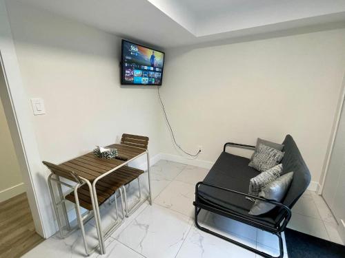 TV a/nebo společenská místnost v ubytování Budget friendly 2-Bed 1-Bath Suite