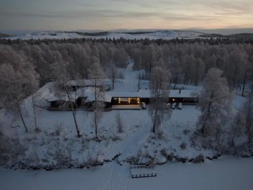Villa Tolonen a beautiful log villa by the Ivalo River зимой