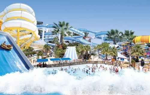 瓦洛里Studio cosy proche des plages de Golfe Juan的带有过山车的水上乐园效果图