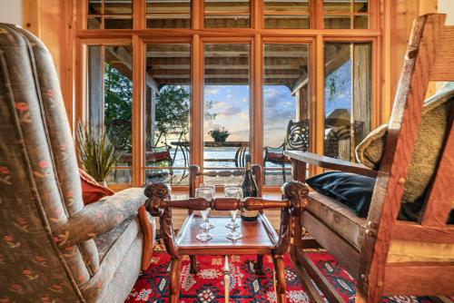 Imagen de la galería de Lakefront Retreat with Sauna, Fireplace & Parking, en Port Perry