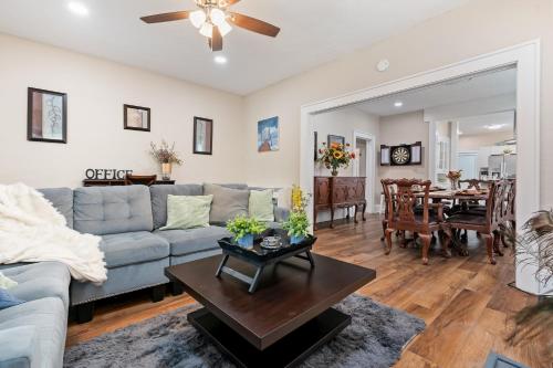 un soggiorno con un divano e un tavolo di Bungalow Retreat! a Birmingham