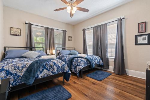 una camera da letto con due letti e un ventilatore a soffitto di Bungalow Retreat! a Birmingham