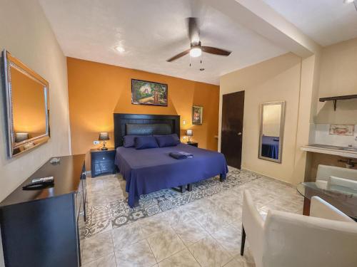 a bedroom with a bed with a blue bedspread at Casa Daniels Guesthouse in Valladolid