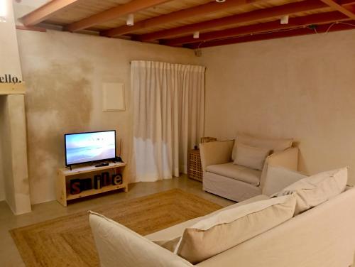 a living room with a couch and a tv at Porta 4 Azeitão, holiday house in Azeitao