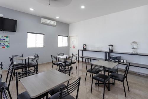 a restaurant with tables and chairs in a room at Capital Hotel Saltillo in Saltillo