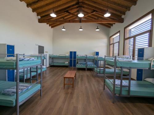 Una cama o camas en una habitación de Albergue Municipal Las Escuelas
