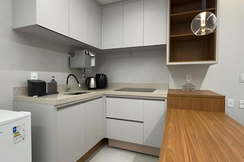 Η κουζίνα ή μικρή κουζίνα στο Condomínio City House : Conforto e vista privilegiada!