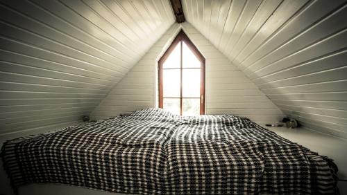 a bed in a room with a window at Chalet Sch l afbock in Priesteblich