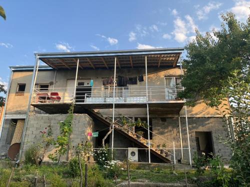 una casa incompiuta con balcone e scale di Lorenzo Hostel - Guesthouse a Telavi