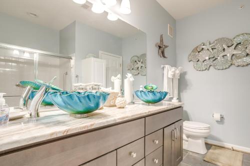 Et badeværelse på Walkable Condo with Drawbridge Views in Cambridge