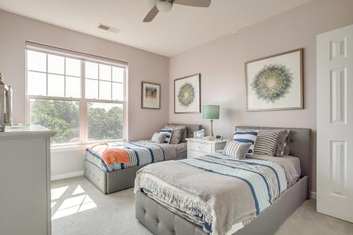 En eller flere senge i et værelse på Walkable Condo with Drawbridge Views in Cambridge