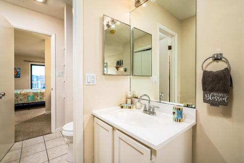 オーシャンシティにあるNassau Village 24の洗面台、鏡、トイレ付きのバスルーム