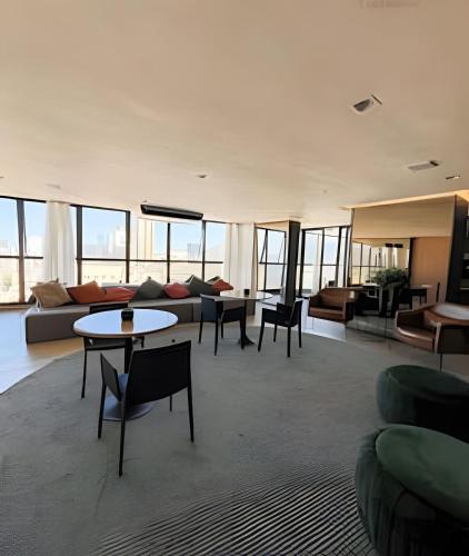 a living room with a couch and a table and chairs at Aptos Imperdíveis com Piscina Aquecida 2204 e 2304 in Rio de Janeiro