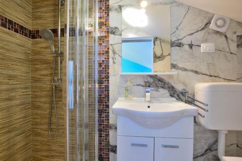 une salle de bain avec lavabo et douche dans l'établissement Apartment Vidas, à Palit