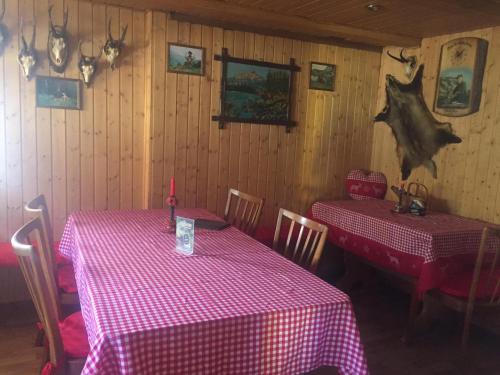 two tables in a restaurant with red and white checkered table cloth at Schlafraum in einer Alphütte 