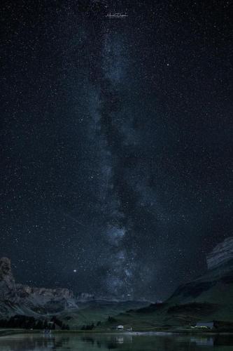 a starry night with the milky way in the sky at Schlafraum in einer Alphütte 