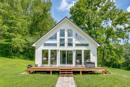 Zahrada ubytování Modern Appalachian Vacation Rental with River Access
