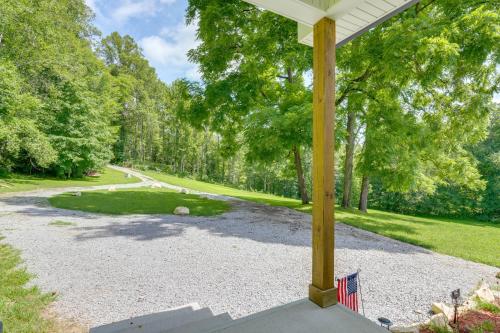 Zahrada ubytování Modern Appalachian Vacation Rental with River Access