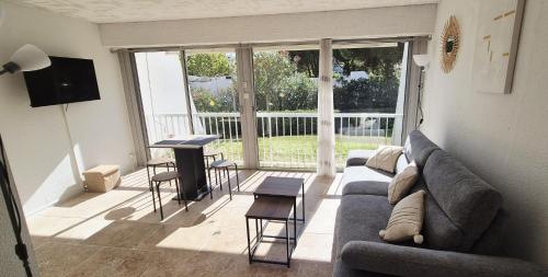 Studio cabine moderne design avec vu sur jardin , piscine