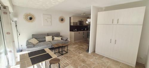 Studio cabine moderne design avec vu sur jardin , piscine