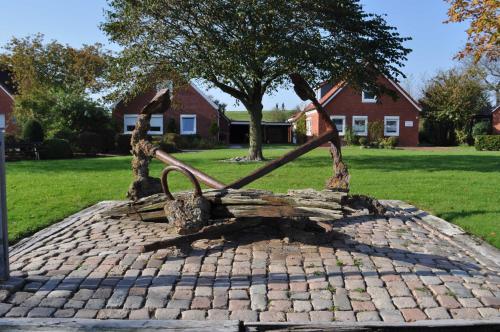 a statue of a bench on a brick road at Nr 05 - Ferienhaus Mühlenblick Nähe Museumshafen in Carolinensiel