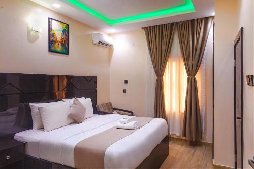 Ένα ή περισσότερα κρεβάτια σε δωμάτιο στο Celjoe Residence Hotel
