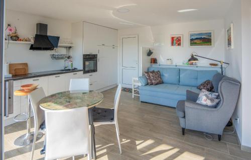 a living room with a blue couch and a table at Nice Home In Dobrenici With Sauna in Generalski Stol
