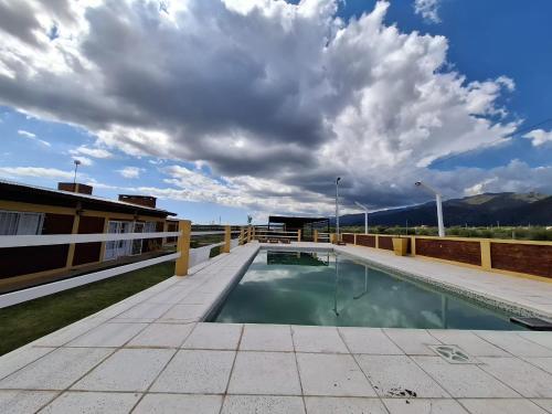 ラ・プンタにあるVista Serena, La Puntaの家の屋上にあるプール