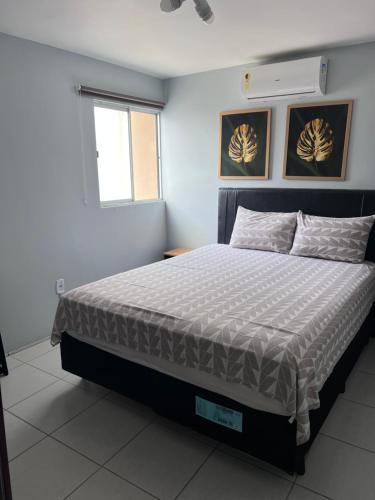 a bedroom with a large bed in a room at Duplex premium com garagem perto do centro 5 hósp. in Garanhuns