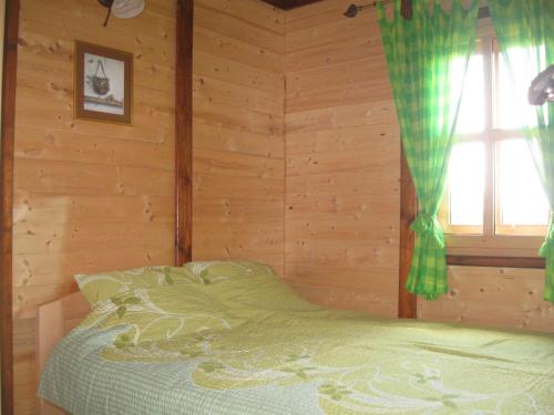 Rúm í herbergi á Etno Apartment Vrdnik