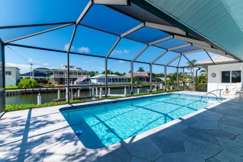 Bassein majutusasutuses Waterfront 3 Bed Playground in Paradise Awaits või selle lähedal