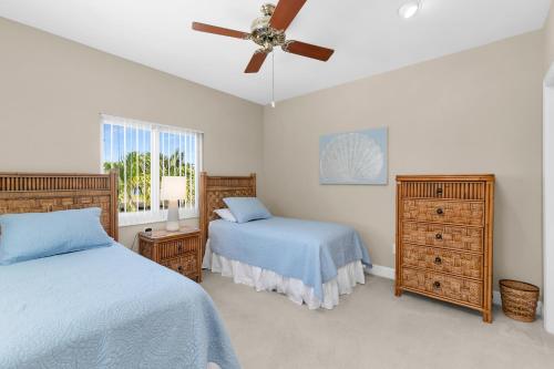 Ένα ή περισσότερα κρεβάτια σε δωμάτιο στο Waterfront 3 Bed Playground in Paradise Awaits