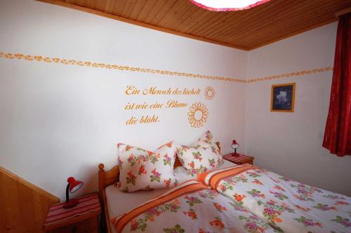 a bedroom with a bed with a sign on the wall at Ferienhaus Tschernitz in Pruggern