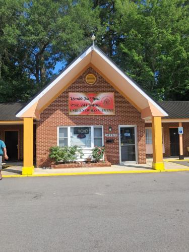 un edificio con un cartello sulla facciata di Riverside inn motel a Plymouth