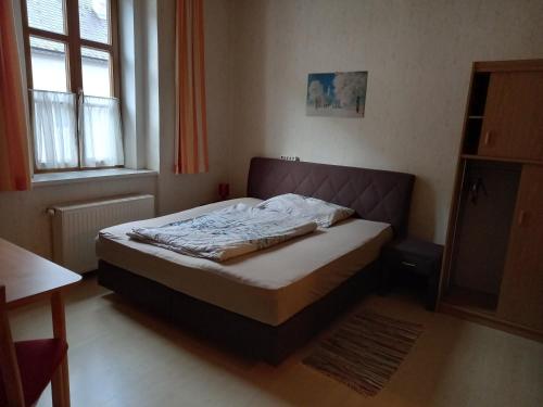 a small bedroom with a bed in a room at Ferienwohnungen Manuela in Schottwien
